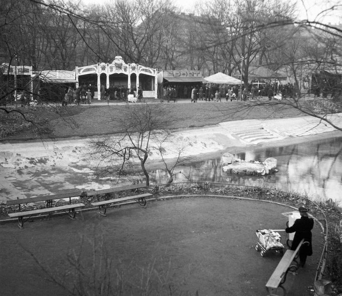 Lunapark a mikulášský a vánoční trh uspořádaný poprvé ve Vrchlického sadech u Hlavního nádraží. 27.11.1943