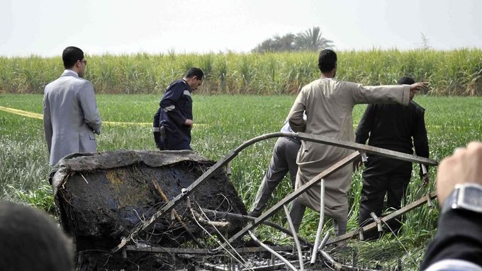 Vyšetřovatelé prohledávají trosky horkovzdušného balónu, který se zřítil nedaleko egyptského Luxoru.