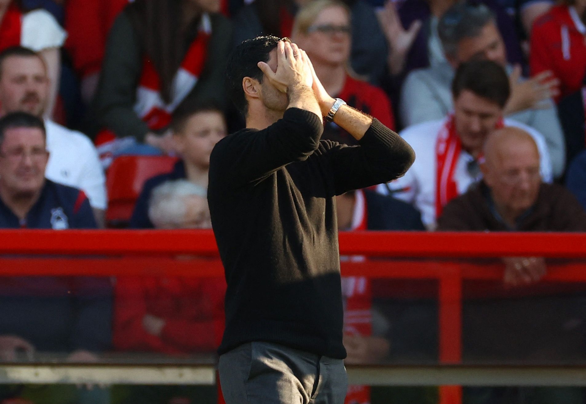 Trenér Arsenalu Mikel Arteta s hlavou v dlaních po porážce v Nottinghamu