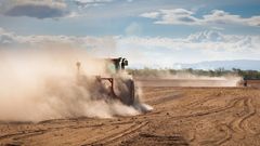 Sucho - půda - pole - lány - traktor - zemědělství