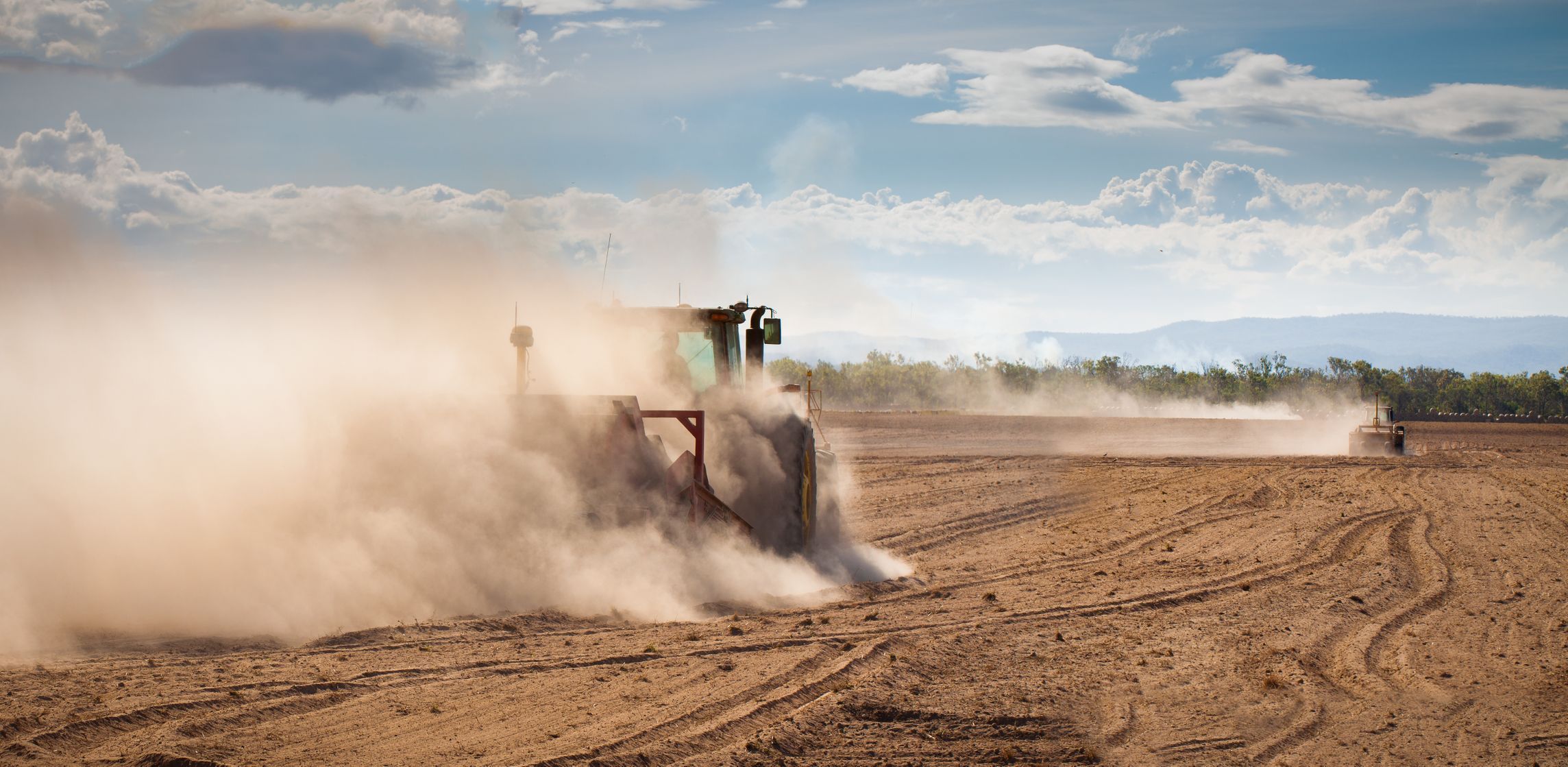 Sucho - půda - pole - lány - traktor - zemědělství