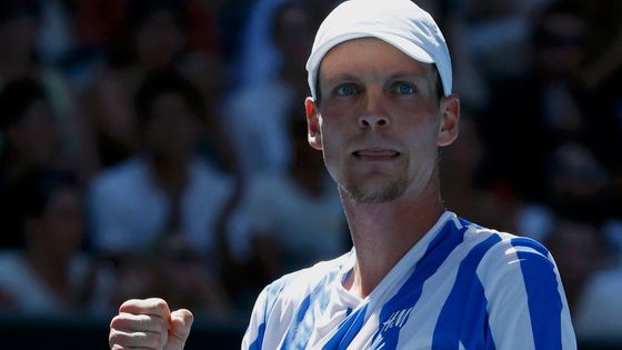 Tomáš Berdych, který si na první kolo turnaje oblékl tričko podobné argentinskému dresu, zvládl první kolo hladce ve třech setech.