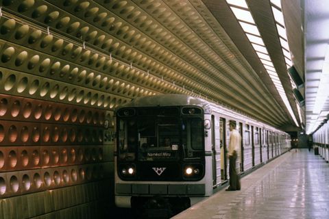 Trasa A metra je jedinečná. Má nejkrásnější stanici v Evropě i Lenina za trafikou