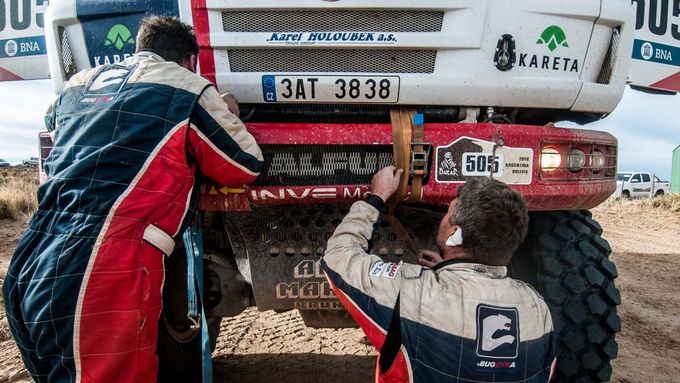 Sedmá etapa Rallye Dakar byla pro Martina Kolomého smolná. Jezdec týmu Buggyra havaroval a ztratil více jak dvě hodiny.