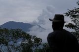 Úřady vyzvaly k okamžité evakuaci zhruba 100 tisíc lidí, kteří žijí v okruhu deseti kilometrů od vulkánu.