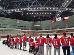 Čeští sledge hokejisté se na turnaji čtyř zemí připravovali na paralympijské hry. Trenér Jiří Bříza mluví o formě reprezentace pozitivně.