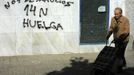 A man walks past a graffiti calling for a general strike in the Andalusian capital of Seville November 13, 2012. Spain's two largest labour unions have called for a general strike on November 14, the second against the conservative government since they took power in December and coinciding with industrial action in Portugal on the same day. The graffiti reads, "No more evictions - November 14 strike." REUTERS/Marcelo del Pozo (SPAIN - Tags: BUSINESS EMPLOYMENT POLITICS CIVIL UNREST) Published: Lis. 13, 2012, 2:49 odp.