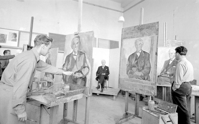 Ilustrační snímek. Ateliér pro užitkovou a dekorativní malbu, Vysoká škola uměleckoprůmyslová Praha, 1958. Na této škole v 50. letech studoval Adolf Born.