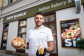 Kam se hrabe focaccia z Florencie. Italský pekař předvádí na Vinohradech "bílé umění"