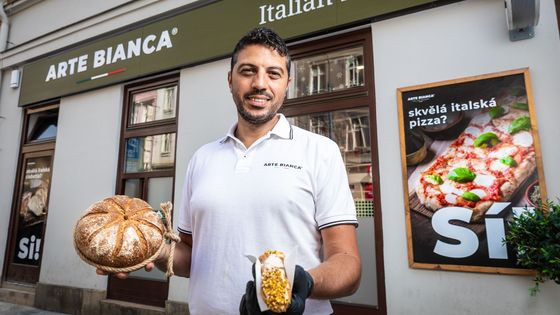 Kam se hrabe focaccia z Florencie. Italský pekař předvádí na Vinohradech "bílé umění"