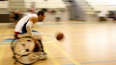 Sportovně zábavný kemp je určen pro všechny, kteří chtějí s basketbalem na vozíku začít, ale i pro zkušené hráče.