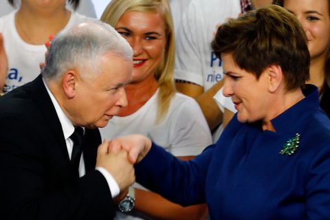 Online: Konzervativci vyhráli polské volby s parlamentní většinou, říkají první odhady