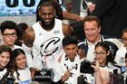 Terminátor Schwarzenegger gratuloval Jamesovi, jeho tým vyhrál Utkání hvězd NBA