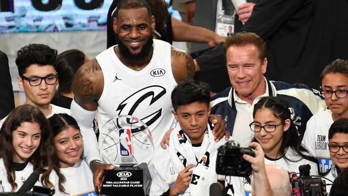 LeBron James pózuje s dětmi, cenou pro nejužitečnějšího hráče Utkání hvězd a Arnoldem Schwarzeneggerem