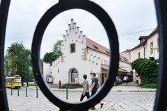 Galerii v Plzni kvůli covidu klesly na třetinu tržby i návštěvy