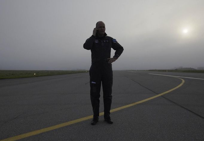 Solar Impulse project president and pilot Bertrand Piccard speaks on the phone before take off at Payerne airport May 24, 2012. The Solar Impulse HB-SIA prototype aircraft, which has 12,000 solar cells built into its 64.3 metres (193 feet) wings, attempted its first intercontinental flight from Payerne to Rabat in Morocco with a few days for a technical stop and a change of pilot in Madrid. This flight will act as a final rehearsal for the 2014 round-the-world flight. REUTERS/Denis Balibouse (SWITZERLAND - Tags: TRANSPORT SCIENCE TECHNOLOGY SOCIETY BUSINESS) Published: Kvě. 24, 2012, 7:44 dop.