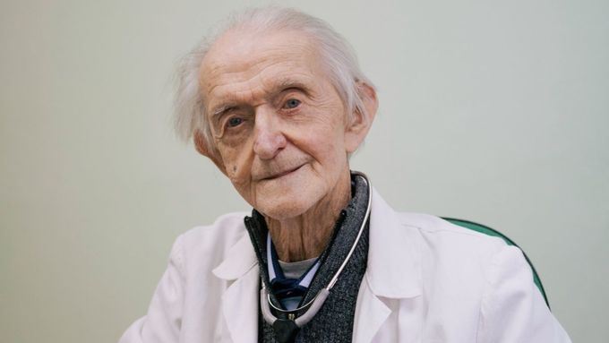 Lékař Karol Mika.