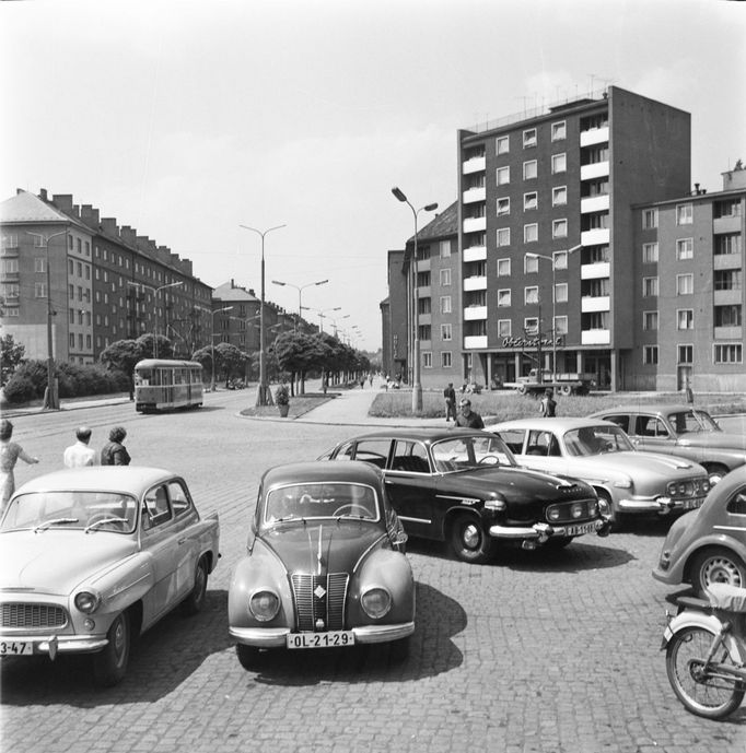 Záběr z jedné z hlavních ulic v Olomouci s novými moderními byty, 1964