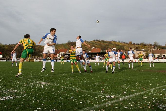 Rohový kop z prvního poločasu. Mutěnice jsou vinařská obec na jižní Moravě, deset kilometrů severozápadně od Hodonína. Zdejší fotbalový klub byl založen v roce 1926. Letos je zatím na 12. příčce Moravskoslezské fotbalové ligy.