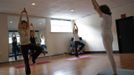 Yoga instructor Tao Porchon-Lynch leads a class in Hartsdale, New York, May 14, 2012. At 93 years old, Porchon-Lynch was named the world's oldest yoga teacher by Guinness World Records. REUTERS/Keith Bedford (UNITED STATES - Tags: SOCIETY) Published: Kvě. 14, 2012, 10:45 odp.