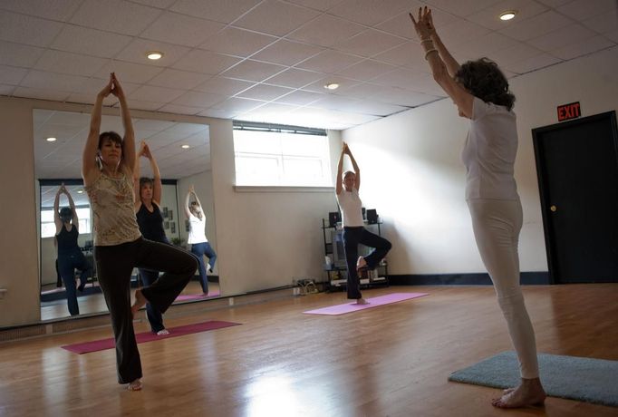 Yoga instructor Tao Porchon-Lynch leads a class in Hartsdale, New York, May 14, 2012. At 93 years old, Porchon-Lynch was named the world's oldest yoga teacher by Guinness World Records. REUTERS/Keith Bedford (UNITED STATES - Tags: SOCIETY) Published: Kvě. 14, 2012, 10:45 odp.