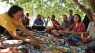 „Pozváni místními na slavnostní oběd sedíme s jediným zástupcem hostitelské rodiny u bohaté tabule, kterou tvoří kromě masového pokrmu množství výtečného ovoce, zeleniny a ořechů. Ženy a děti sedí jinde, s námi příliš do kontaktu nepřicházejí,“ vypráví Stančo.