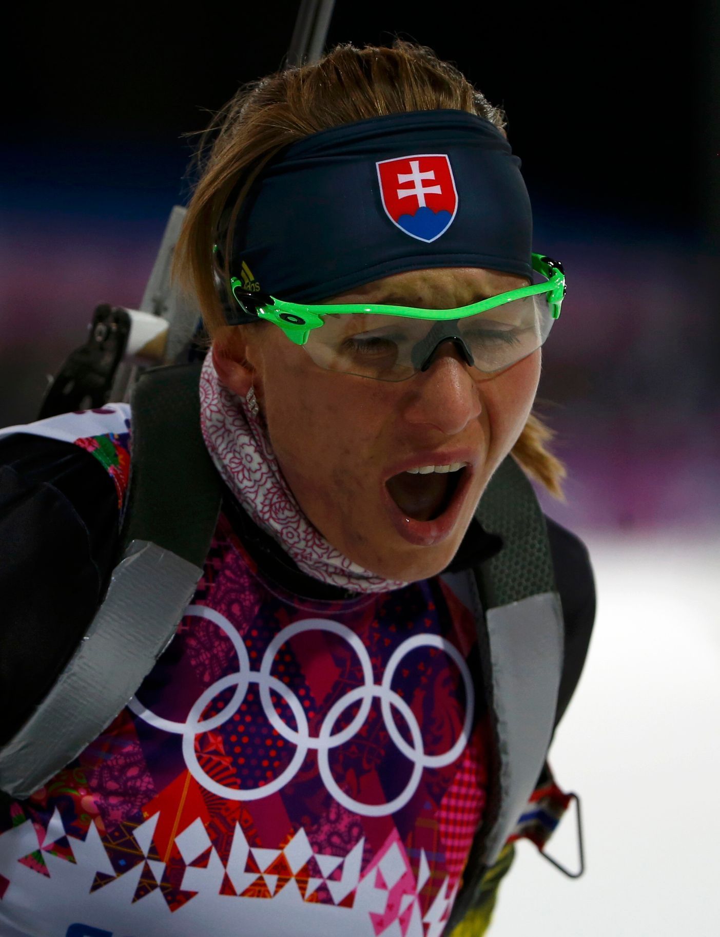 Anastasia Kuzminová slaví zlato v biatlonovém sprintu na olympiádě v Soči