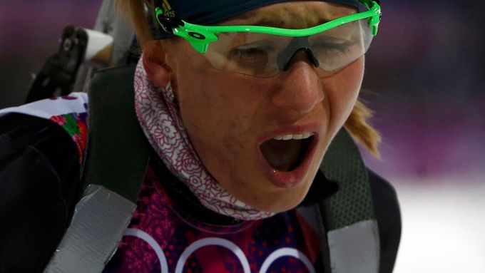 Anastasia Kuzminová slaví zlato v biatlonovém sprintu na olympiádě v Soči