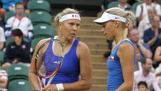 Lucie Hradecká s Andreou Hlaváčkovou triumfovaly na turnaji WTA po devítiměsíční pauze.