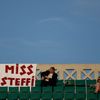 Fanoušci s transparentem pro Steffi Grafovou na French open 2014