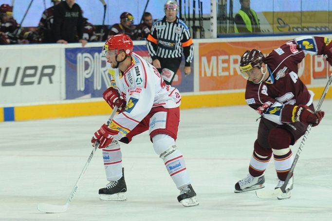 Hokejista pražské Sparty Petr Ton stíhá Lukáše Galvase v utkání 6. kola Tipsport extraligy 2012/13 s Oceláři Třinec.