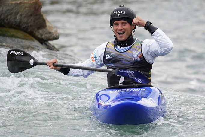 Vít Přindiš slaví vítězství v extrémním slalomu na ME.