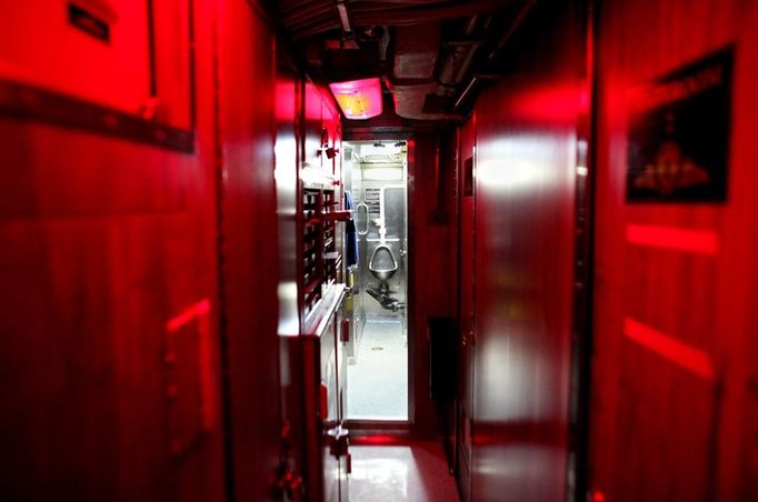 April 24, 2011 - Cape Canaveral, Florida, U.S. - -- Cape Canaveral, Fla. -- A narrow hallway leading to the bathroom aboard the USS Annapolis (SSN 760), a S6G nuclear reactor powered fast attack submarine, sailing from Port Canaveral in Cape Canaveral on Sunday. The USS Annapolis measures 362 ft. in length and 33 ft. at the beam, a diving depth of over 400 ft., 27+ mph, 12 vertical launch missile tubes, 4 torpedo tubes, and a crew of 130 enlisted submariners. The submarine was commissioned April 11, 1992 with its homeport in Groton, Connecticut. USS Annapolis sailed to the 21st Anniversary of Fleet Week at Port Everglades, Fort Lauderdale. (Credit Image: © Gary Coronado/The Palm Beach Post) ( automatický překlad do češtiny )