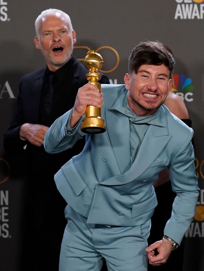 Režisér Martin McDonagh a herec Barry Keoghan se soškou za Víly z Inisherinu.