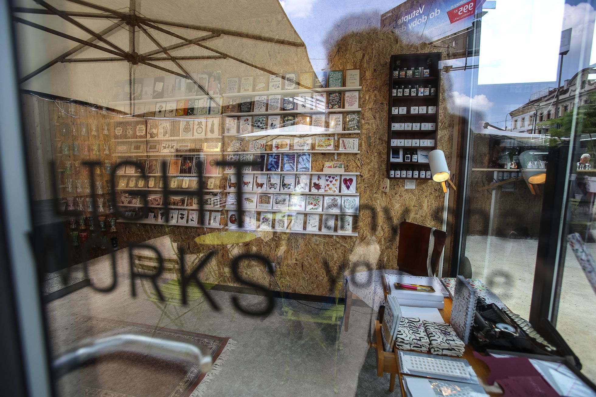 Pop-up tržnice Manifesto složená z kontejnerů v Praze v ulici Na Florenci