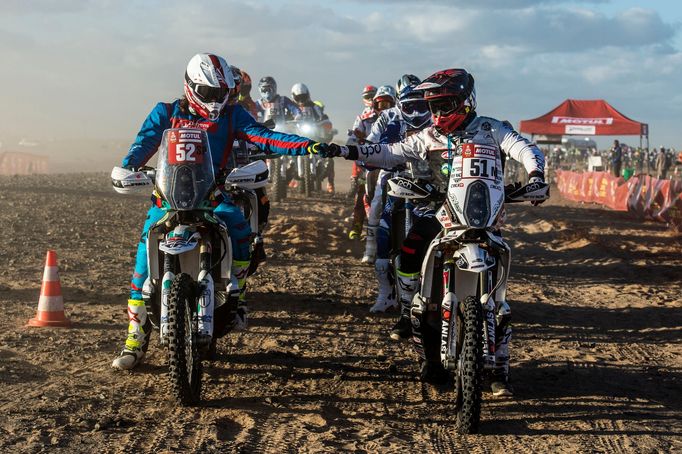 Rallye Dakar 2020, 1. etapa: Petr Vlček, Husqvarna (52) a Cabrera Patrico (51), KTM