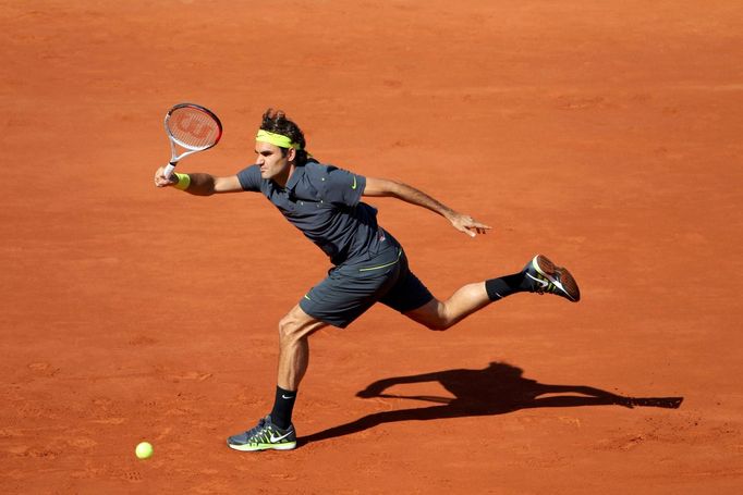 Švýcarský tenista Roger Federer doběhl míček od Srba Novaka Djokoviče během semifinále French Open 2012.