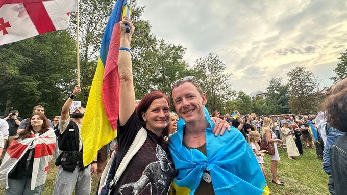 Aktuálně.cz zachytilo akci, jehož účastníci si připomněli výročí okupace Československa vojsky Varšavské smlouvy a zároveň vyjádřili podporu Ukrajině.
