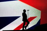 Celou show na Brit Awards U2 zahajovali. Bono zapěl novou skladbu Get On Your Boots. Byla to slavnostní premiéra.