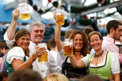 V Mnichově začal Oktoberfest. Pivo nejde koupit pod deset eur, přesto je zájem velký