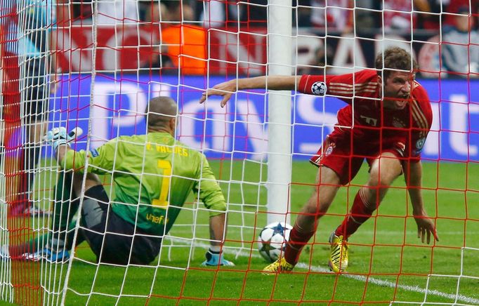 LM, Bayern - Barcelona: Thomas Müller, gól na 1:0 (Victor Valdes)