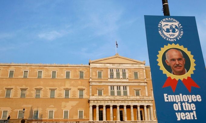 Sarkatický billboard před budovou řeckého parlamentu ukazuje premiéra Jorgose papandreu jako "Zaměstnance roku" Mezinárodního měnového fondu.