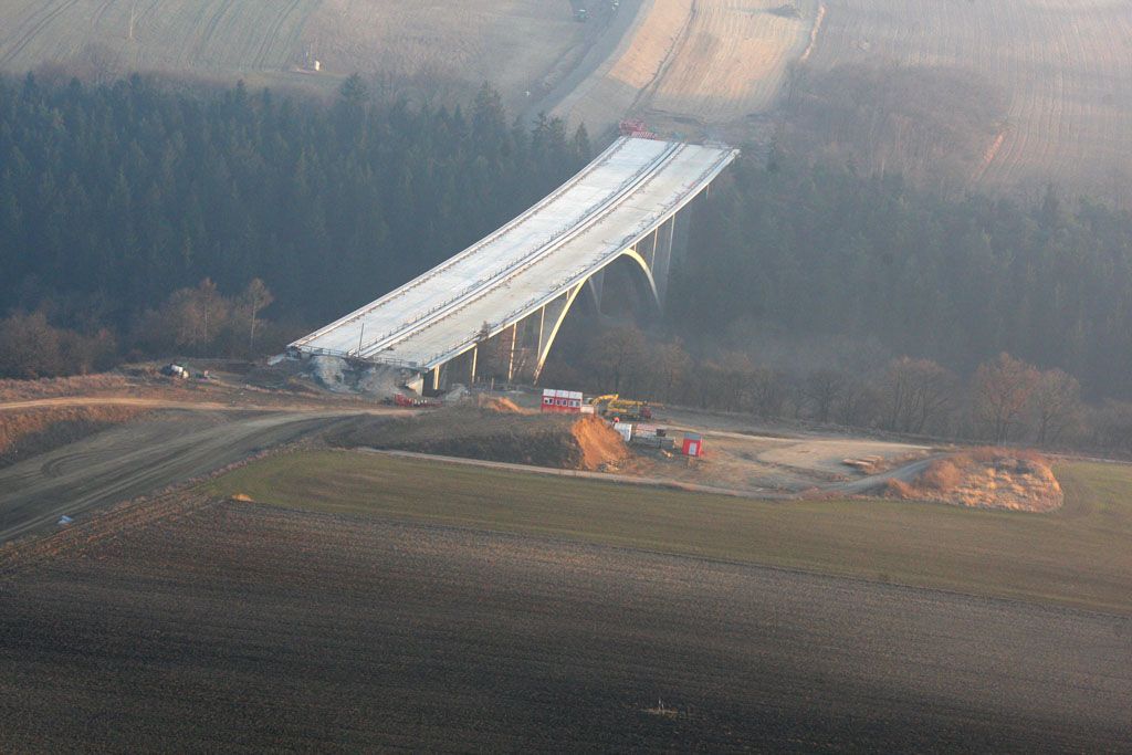 Letem nad Českým středohořím a dálnicí D8