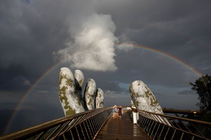 Obří ruka podpírá na kopci Ba Na v nadmořské výšce 1000 metrů nad mořem lávku nazvanou Gold Bridge v blízkosti města Danang ve Vietnamu.