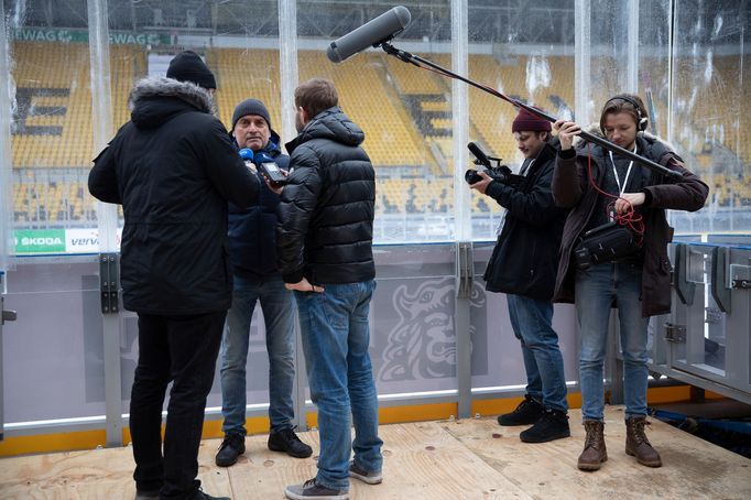 Film Cheza je jedna (2020): Vladimír Kýhos s novináři v Drážďanech.