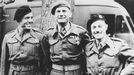 Anton Petrák (uprostřed) s britským Vojenským křížem, který obdržel od maršála Montgomeryho za statečnost.