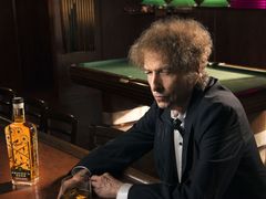 Bob Dylan dnes mimo jiné vyrábí whisky nazvanou Heaven’s Door.