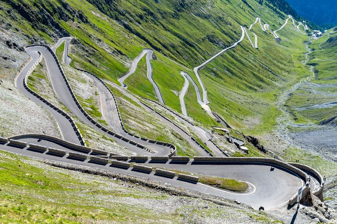 Průsmyk Stelvio (Stelvio Pass) v Itálii. Fotografie ukazující vybrané nebezpečné silnice a cesty v zahraničí.