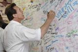 A ještě podpis na pamětní zeď - a guvernér Schwarzenegger může jít sbírat hlasy zase jinam.