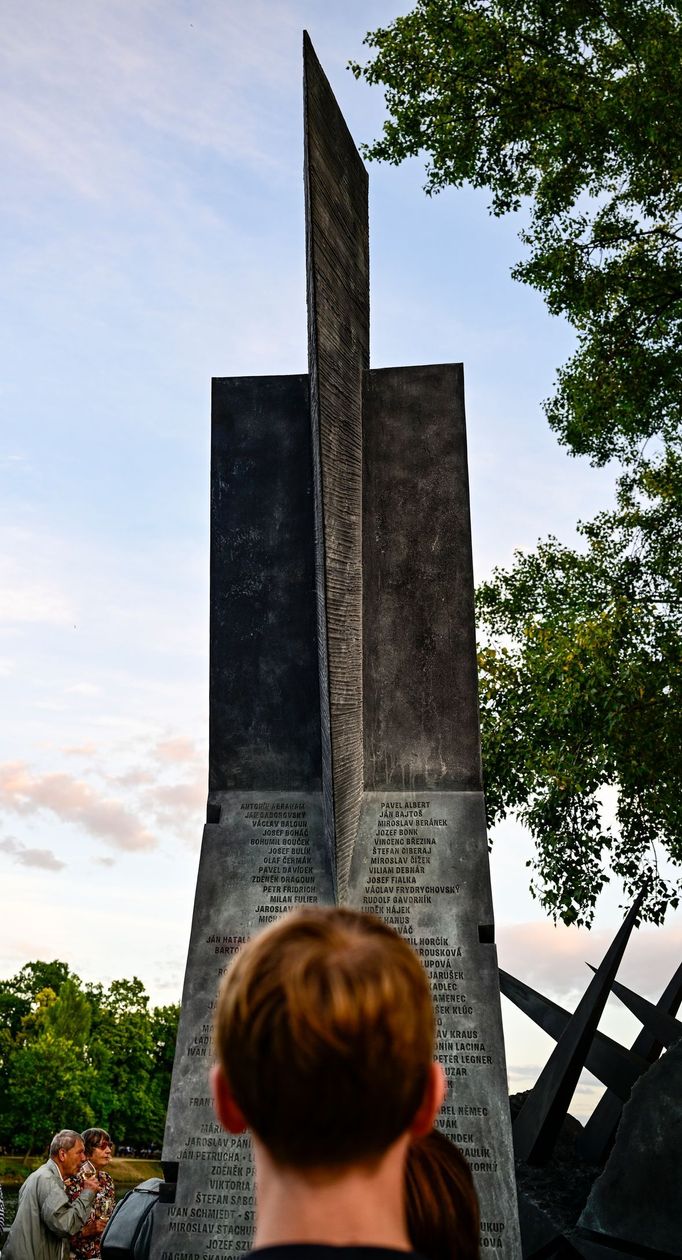 Snímek ze středečního odhalení nového sousoší Jiřího Sozanského u pražského Musea Kampa.